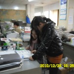 带队老师指导实习学生