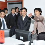 商务英语专业带头人向省领导介绍实训室情况