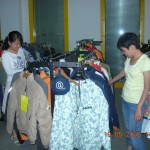 商务英语专业学生在联华公司整理出口服装